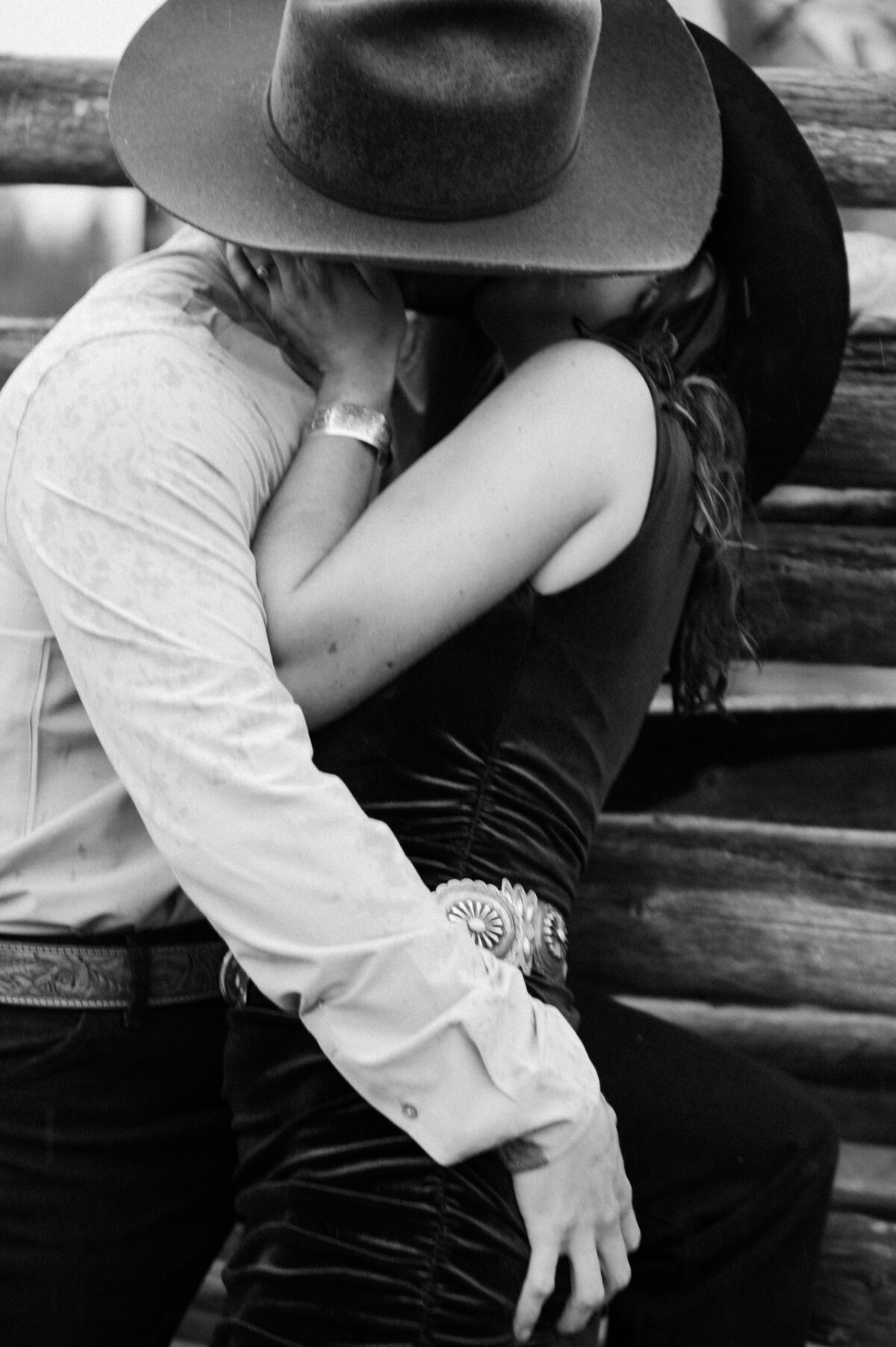 presley-gray-photo-montana-western-style-engagement-4108-2