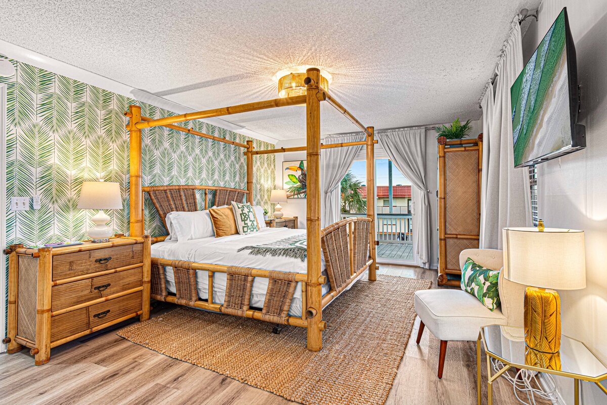 2nd level master bed & bath (2)