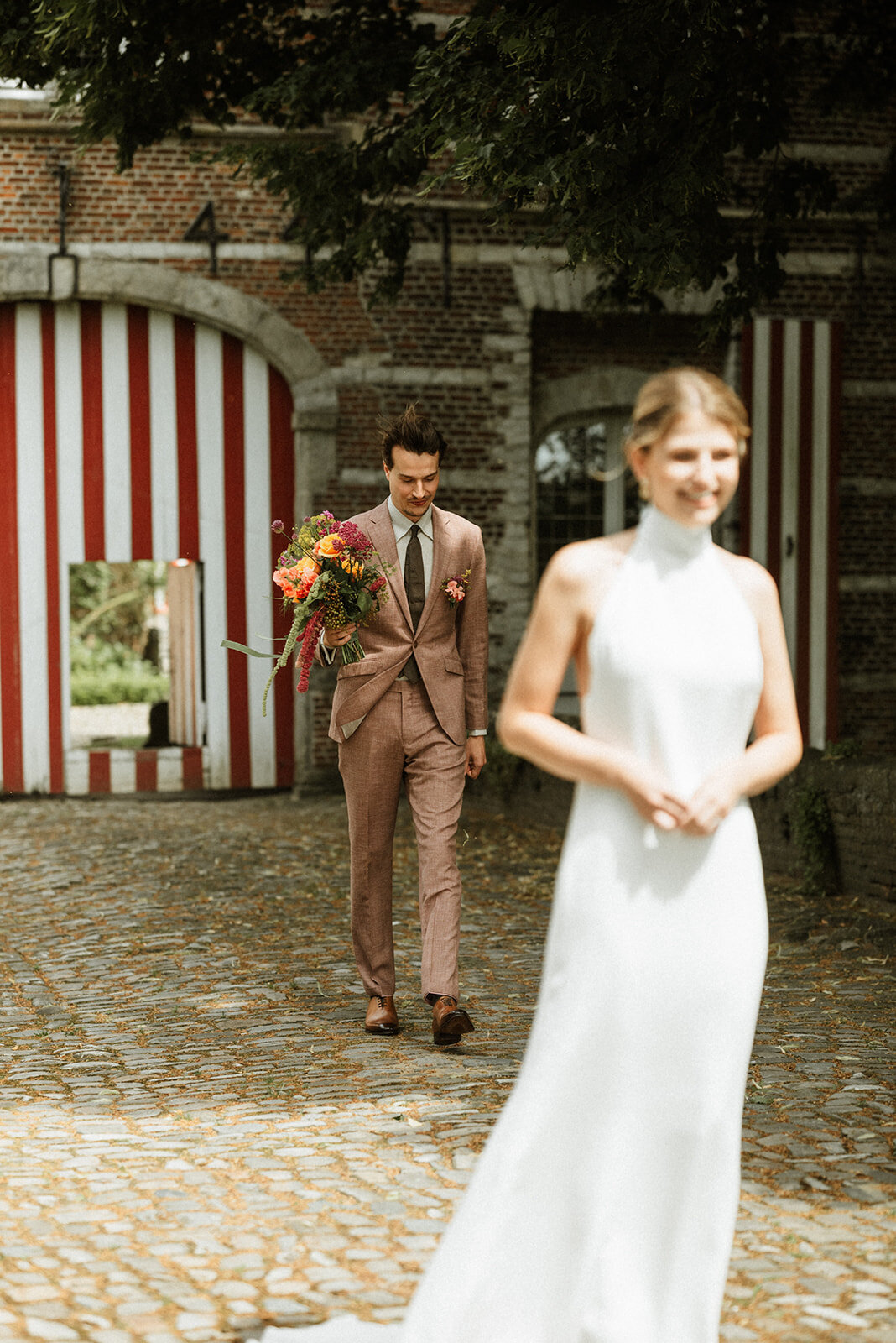 Herentals, salon weddings, moody, authentiek, alternatief trouwen,bruid, 2026, elopent, intiem, spontaan, tijdloos, trouwfotograaf, antwerpen - klaarmaken & first look-221