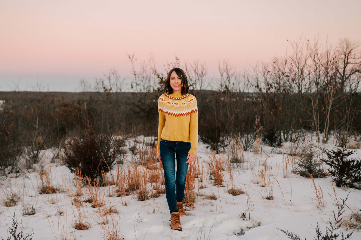 Branson Missouri senior photographer Jessica Kennedy of The XO Photographer captures high school senior walking in snow