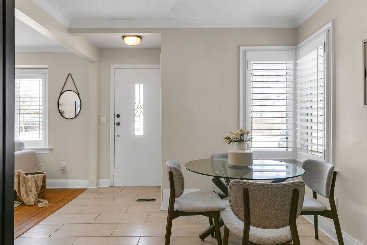 24-web-or-mls-17_003_Breakfast Area