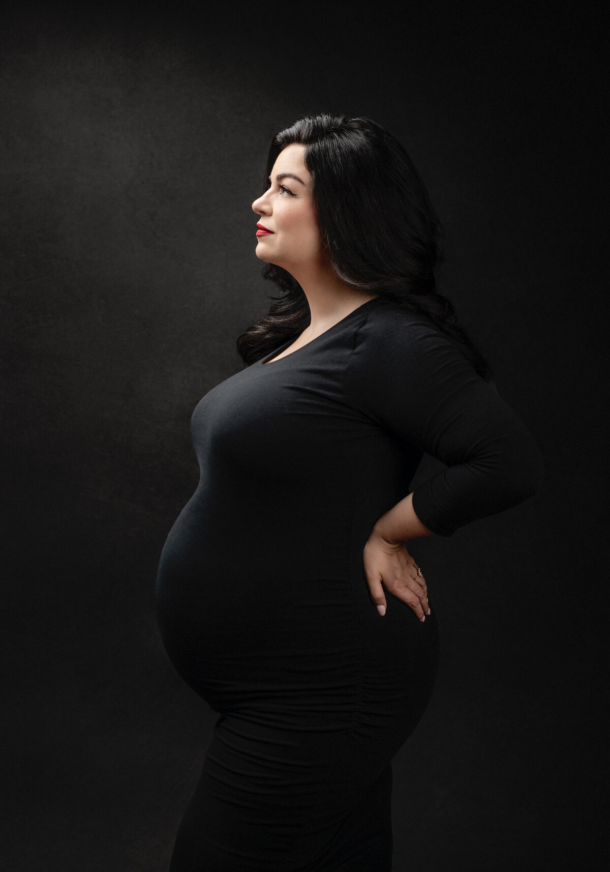 maternity-photo-woman-with-black-hair