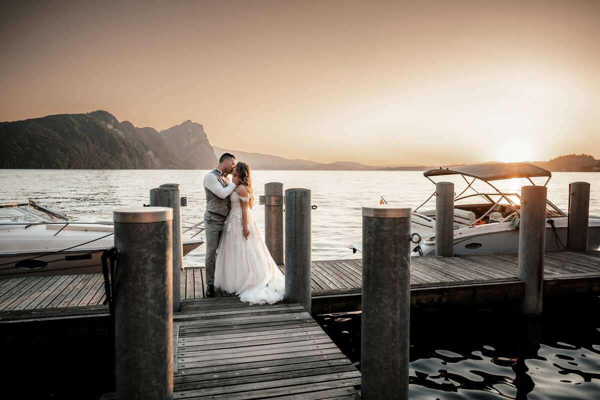 Vitznauerhof-mit-brautpaar-am-see-Hochzeitsfotograf.jpg