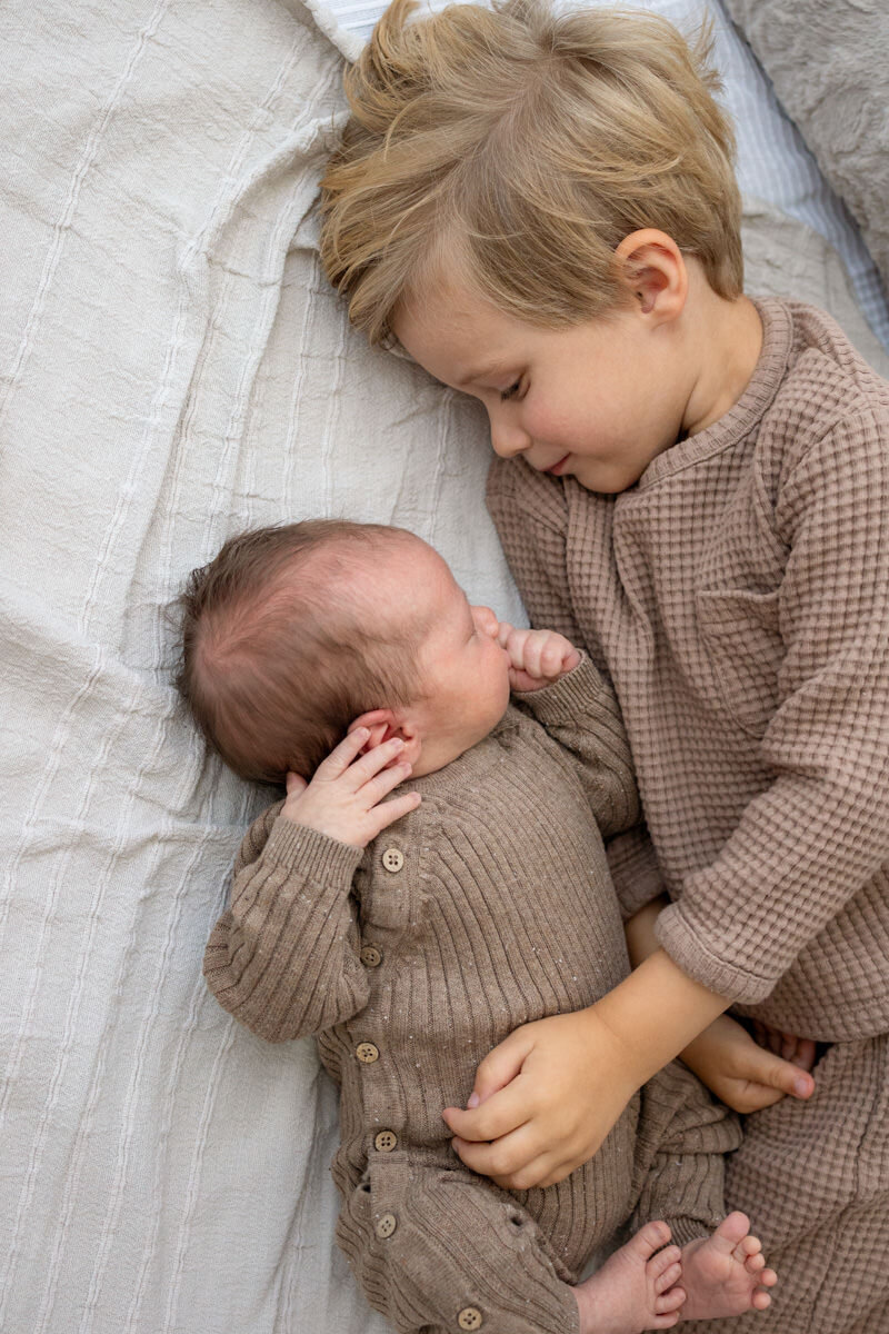 naturel newbornfoto studio baby met broer