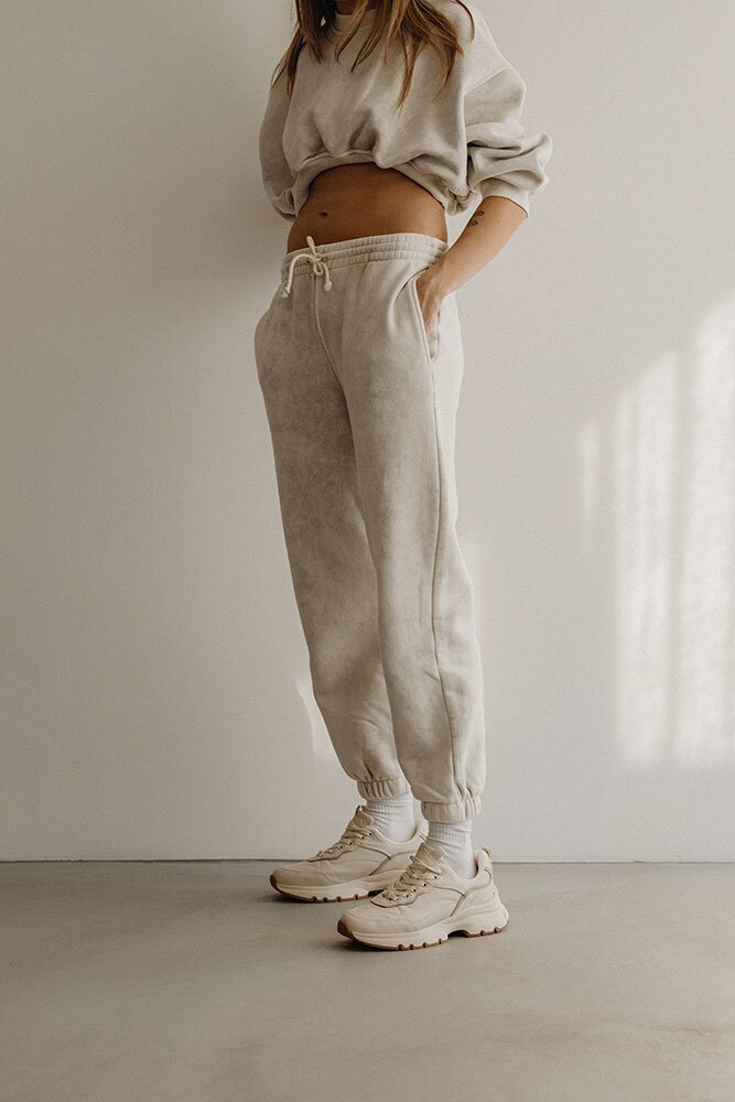 kaboompics_simplistic-sophistication-a-fashion-photoshoot-with-a-stunning-model-in-neutral-minimalist-outfits-30899