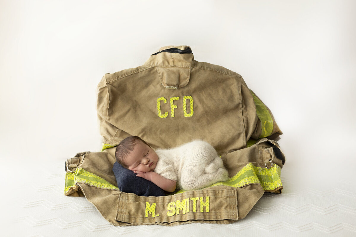 columbus-ohio-best-newborn-photographer-columbus-fire-department-frontline-workers-amanda-estep-photography