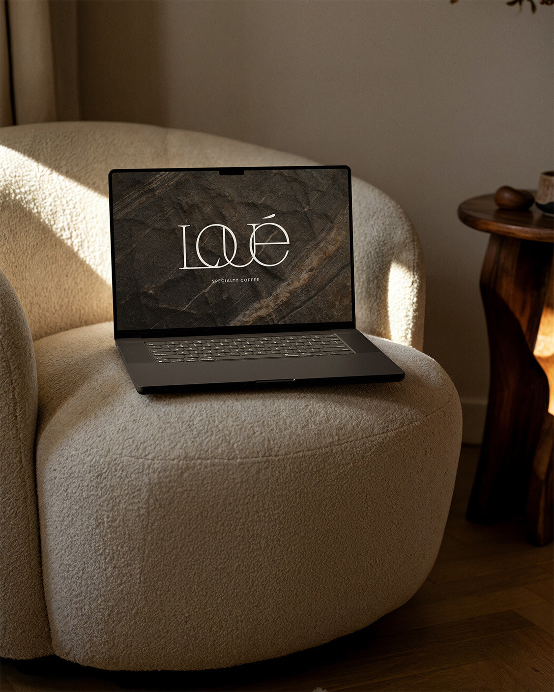 Loué Specialty Coffee Logo op Laptop | Branding Design
