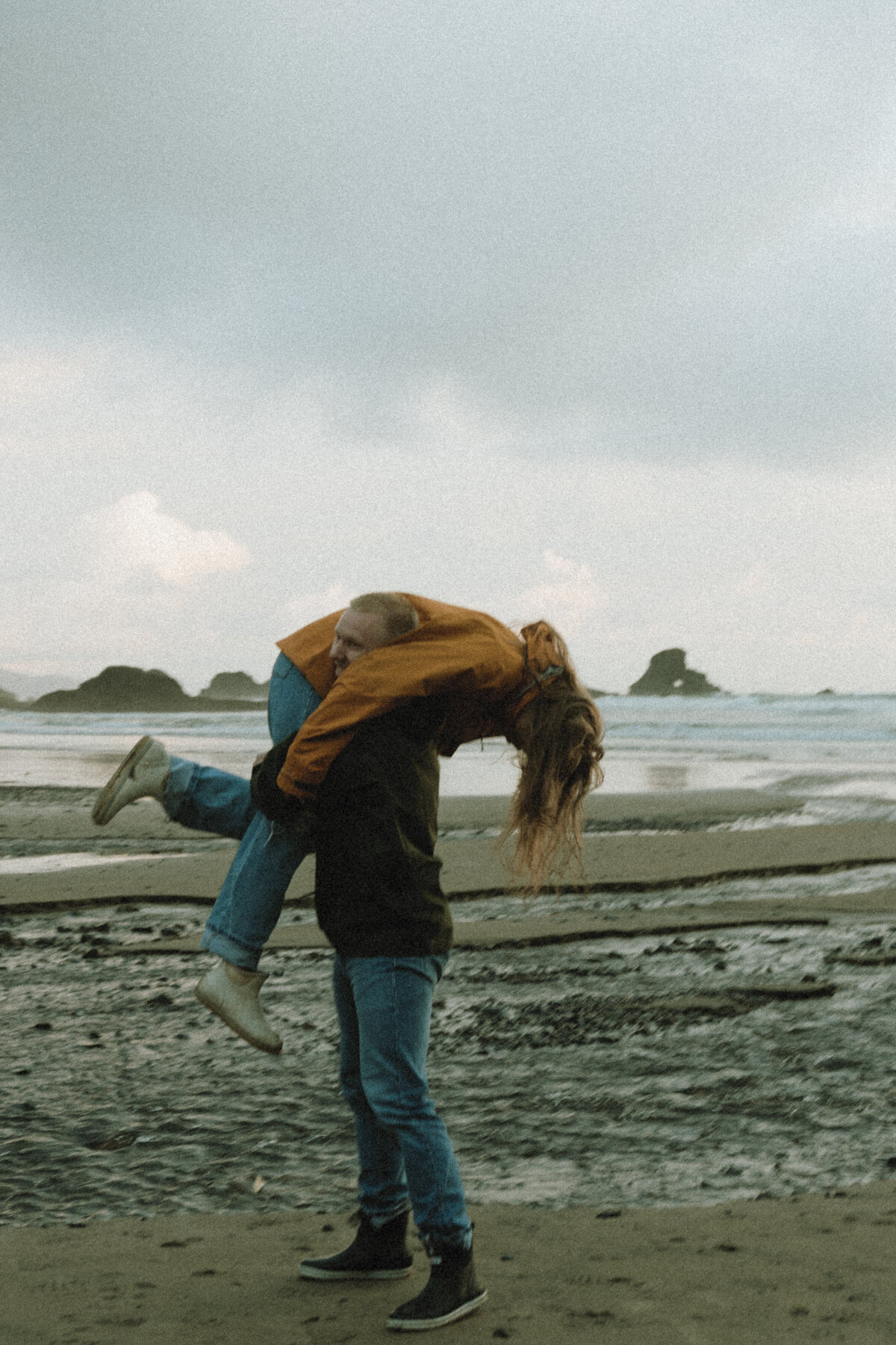 Oregon Coast Couples - lizarrietaphotography-54