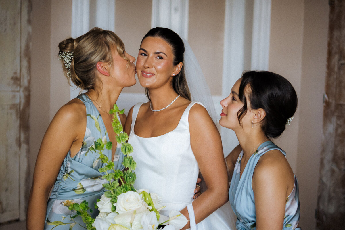 bride-with-bridesmaids-getting-ready-room-france15