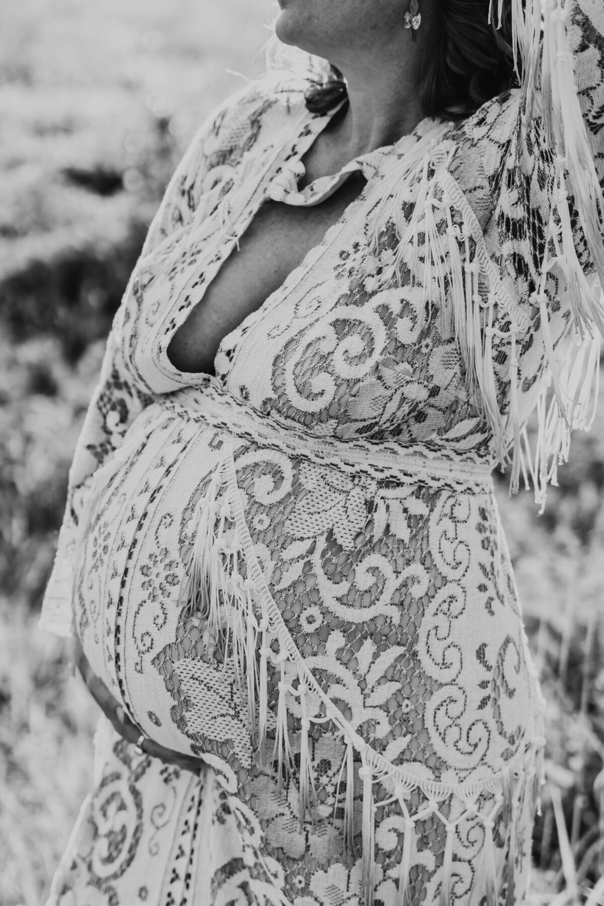 black-and-white-maternity-closeup-ada-hayden-heritage-park-ames-iowa-storyteller-collective-photo-co