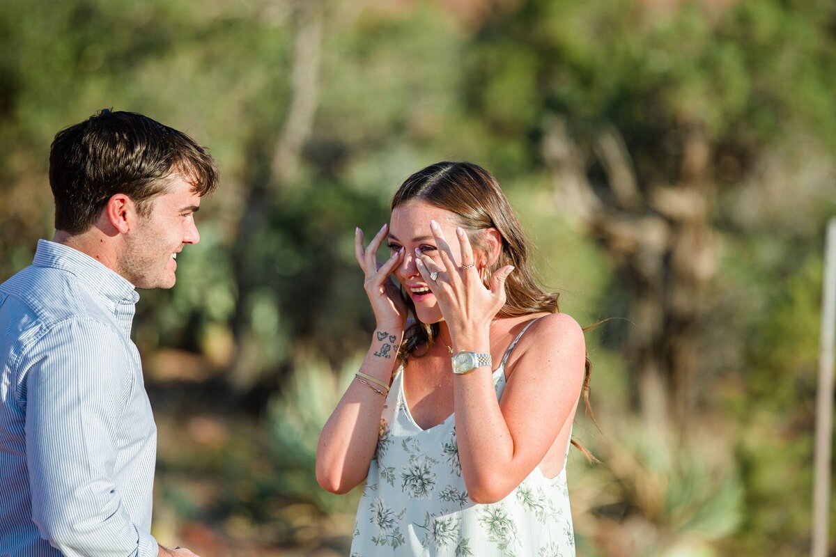 Bell_Rock_Proposal_Sedona_AZ_Danielle_Holman_Wedding_Photography_0002