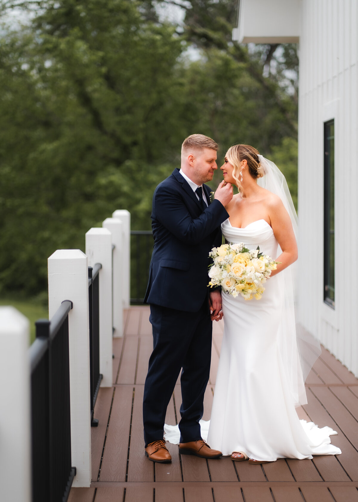 Des Moines Iowa wedding photography Chateau at White Oak wedding venue editorial wedding photography documentary candid wedding photography