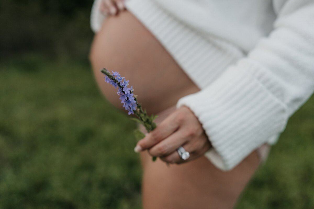 Midwest Maternity Photographer Beyond the Pines S9979