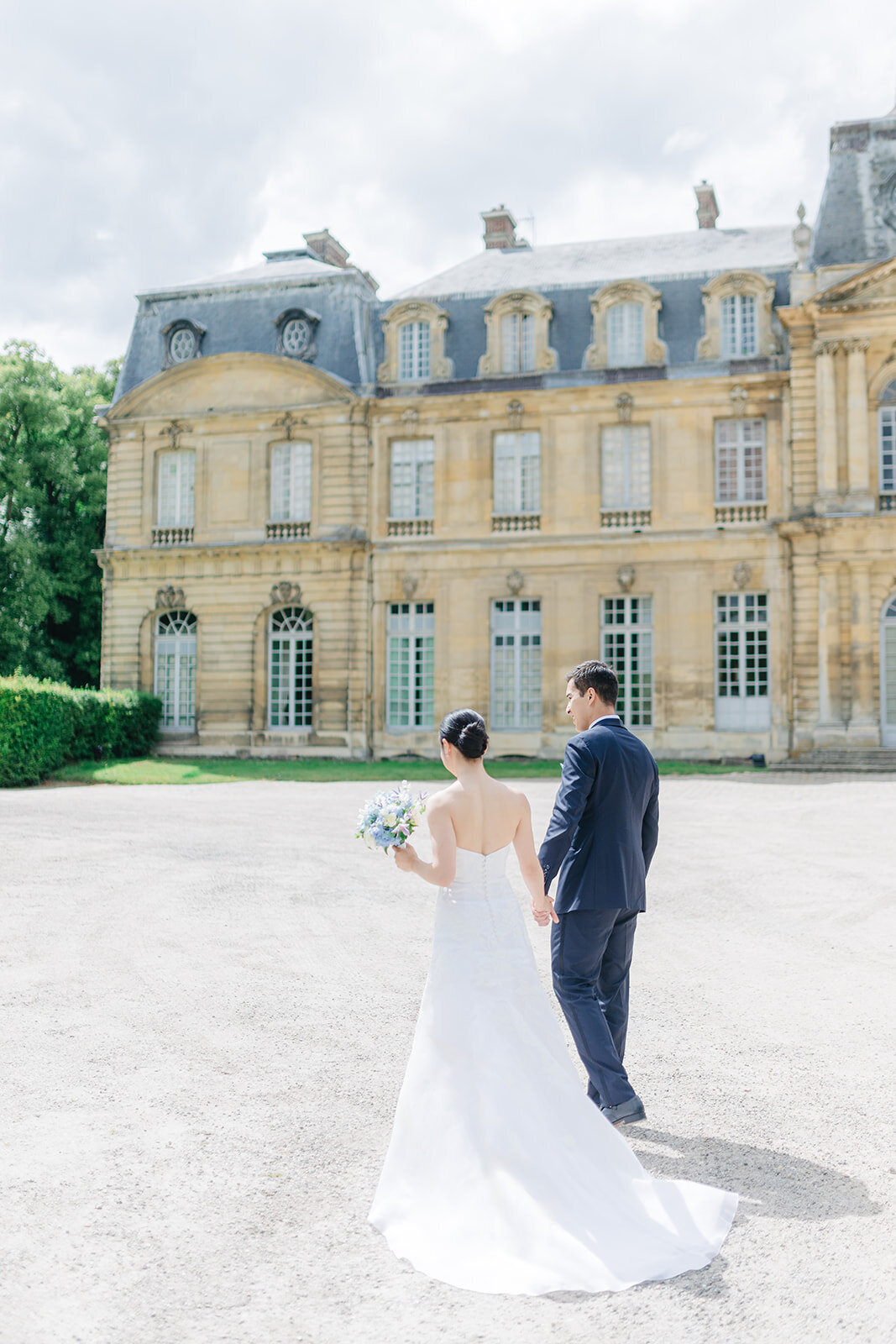 MorganeBallPhotography-Wedding-ZoeEdward-04-ChateauChamplatreux-FirstLook-67-