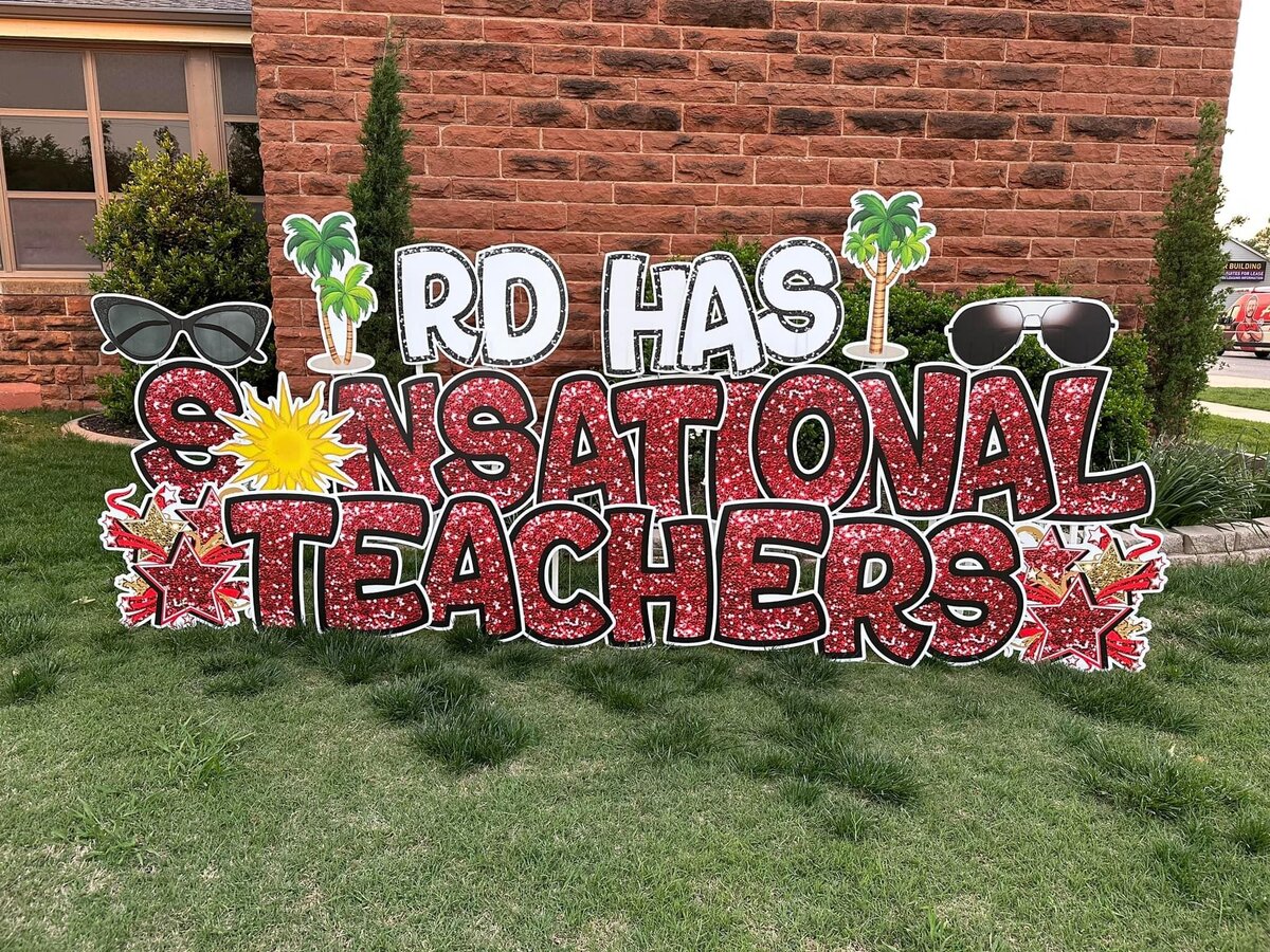 Custom yard greeting for an Edmond elementary school's back to school celebration. Simply Sign It is a yard greeting sign rental company servicing Edmond, NW OKC, Piedmont, and Deer Creek.