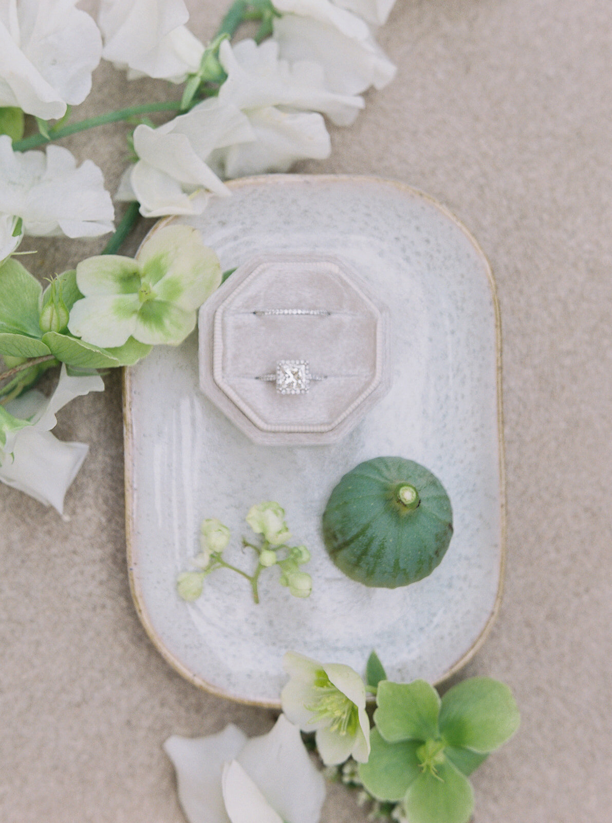 wedding-rings-fig-flowers