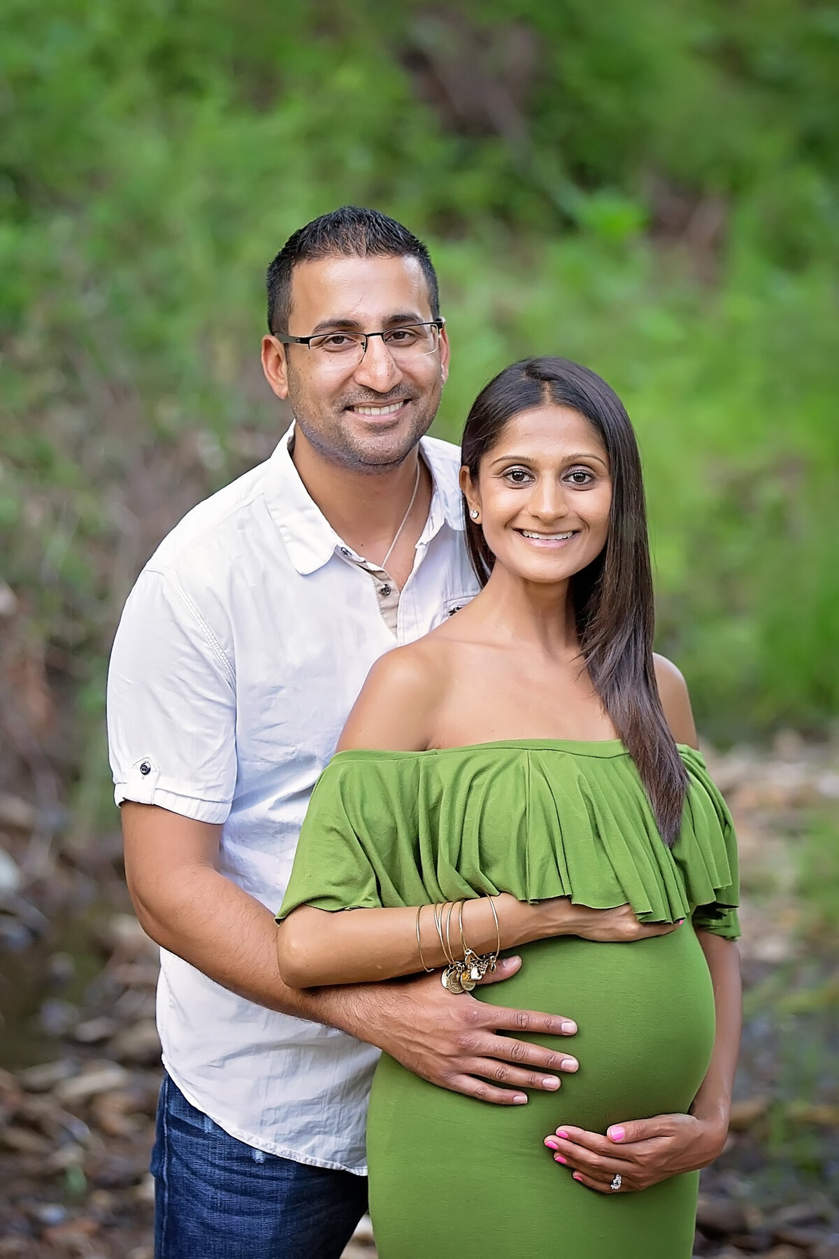 nj maternity couple posing for their pregnancy portraits in a local park