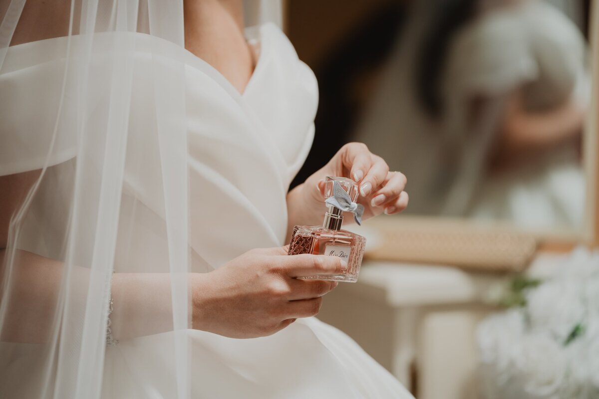 wedding-bride-details-perfume