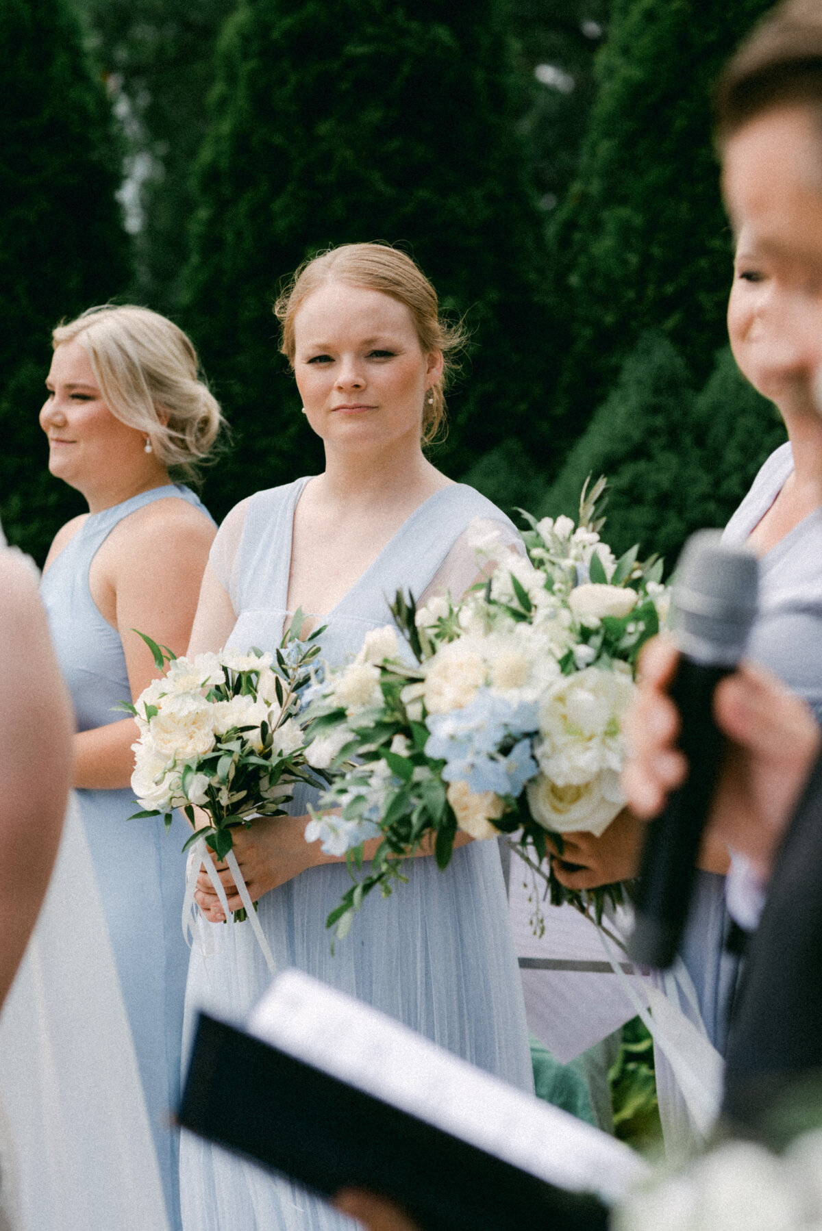 Bridesmaid in the wedding ceremony in an image photographed by wedding photographer Hannika Gabrielsson.