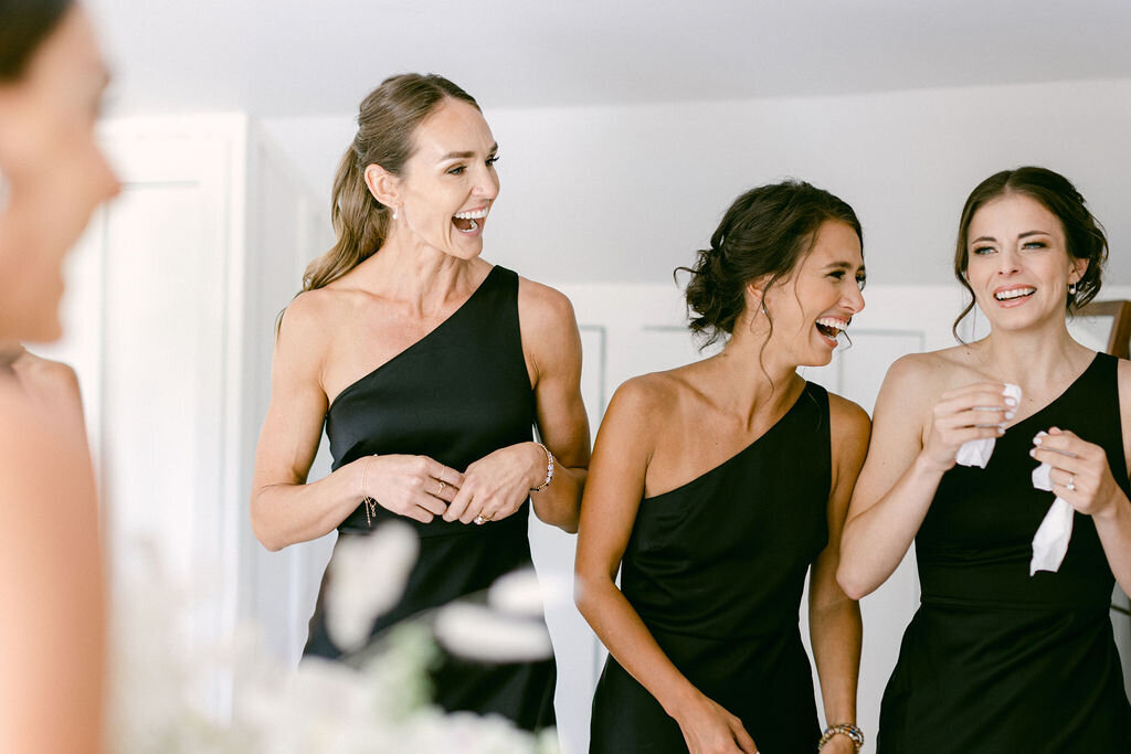 bridesmaids-laughing-farmer-cottage