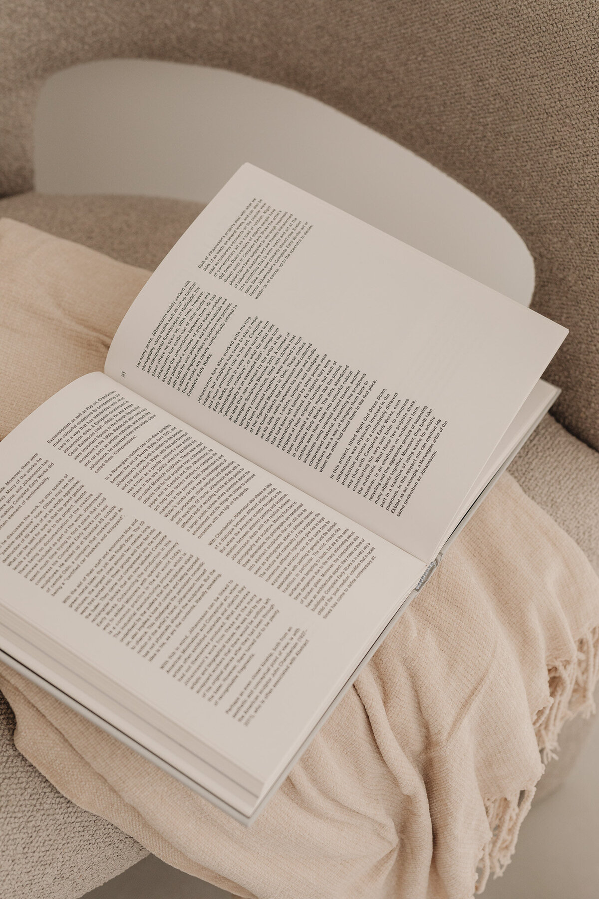 kaboompics_home-decorations-beige-armchair-candles-book-blanket-32084