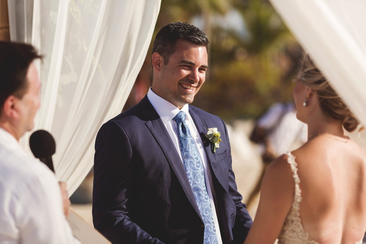 Groom and bride at wedding ceremony in Cancun