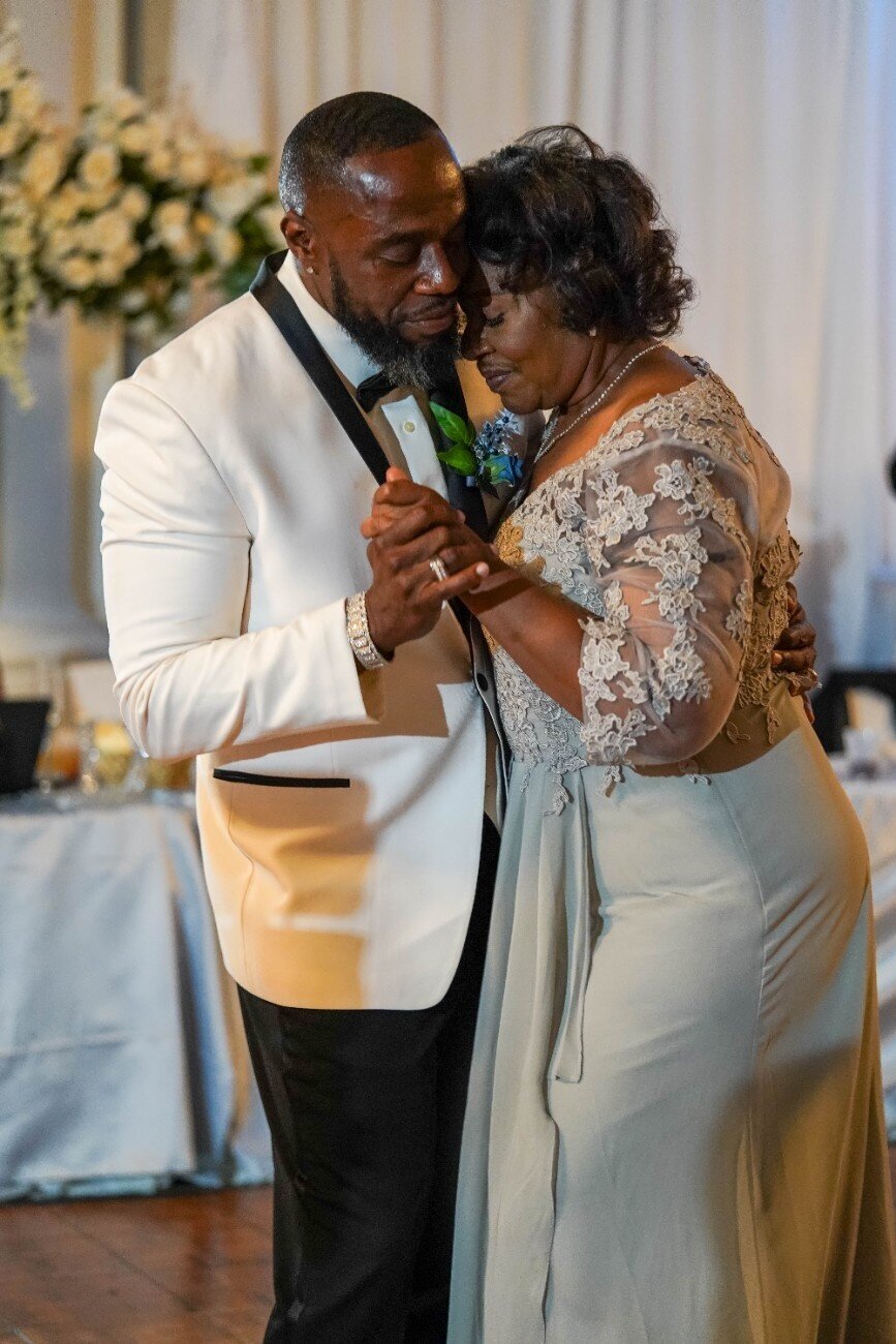 groom-mother-son-dance-moment