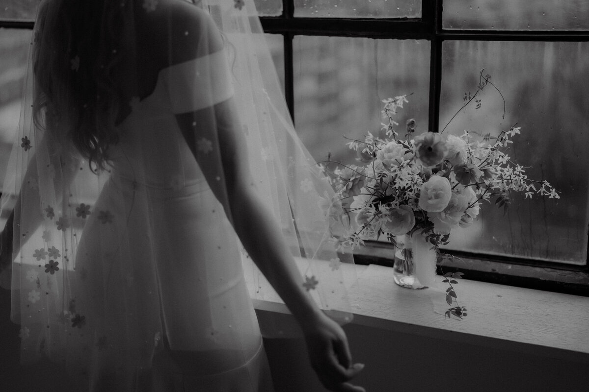 Mariée contemplative regardant à l'extérieur avant son mariage à Montréal.