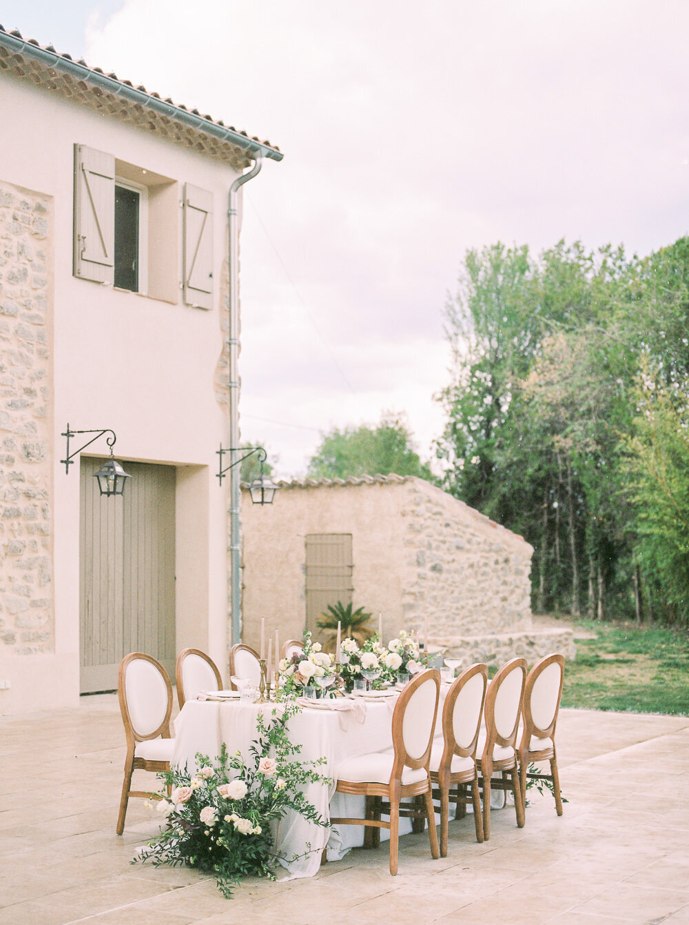 Provence intimate wedding setup - Provence wedding photographer - Juno Photo provence wedding photographer