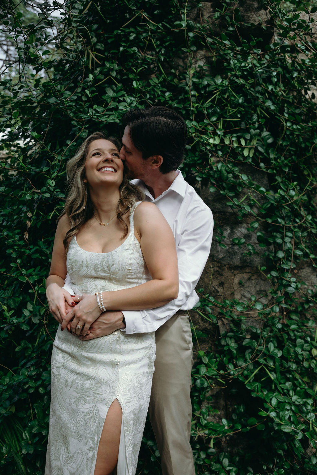 meredith-michel-photography-romantic-vine-wall-couples-embrace-richmond-va