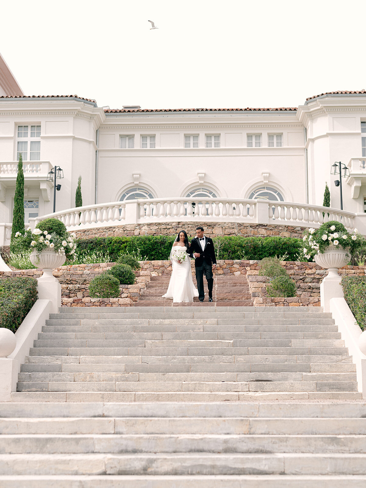 20-intimate-destination-wedding-french-riviera-with-white-flowers