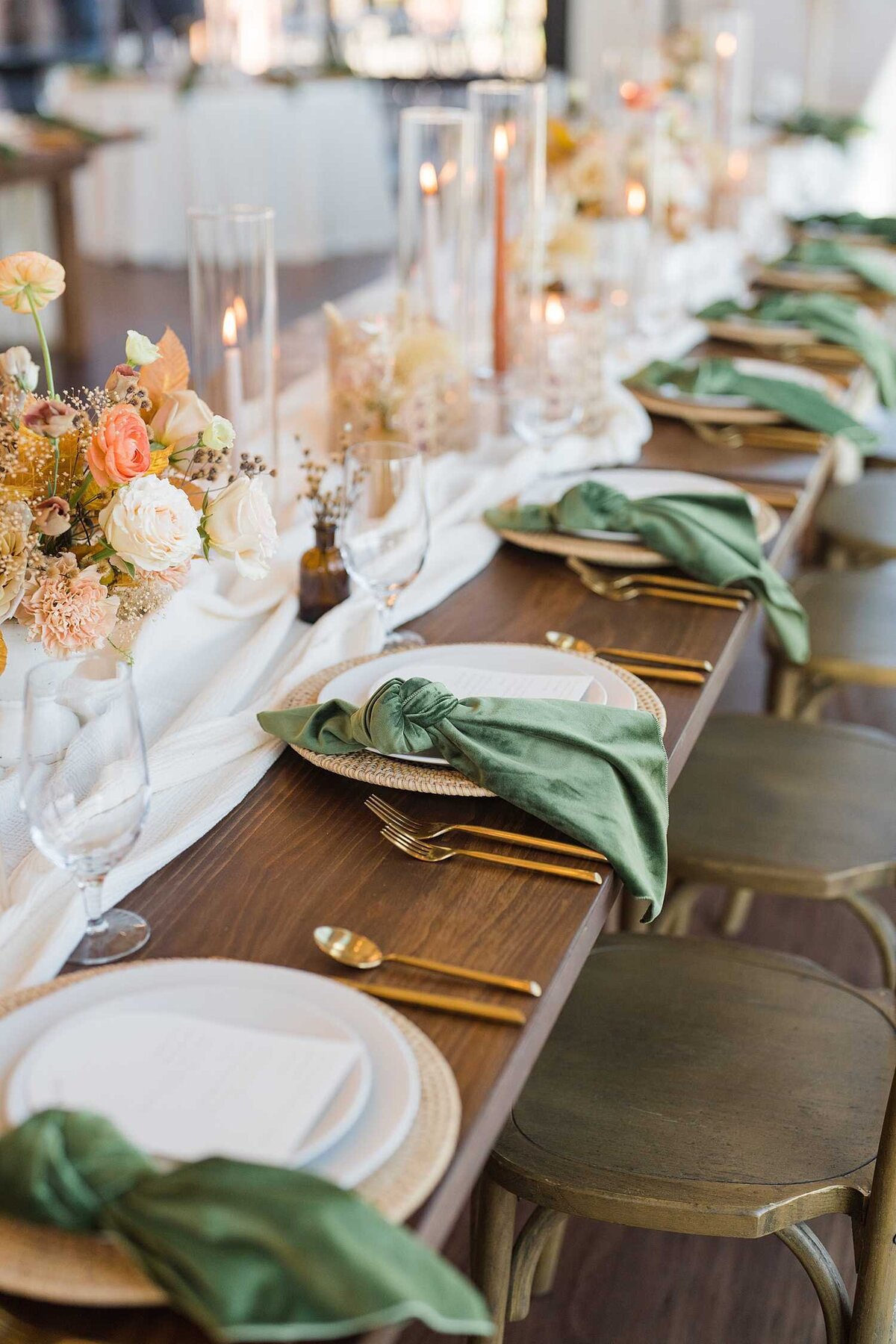 tennesse-destination-wedding-venues-sage-green-reception-tables