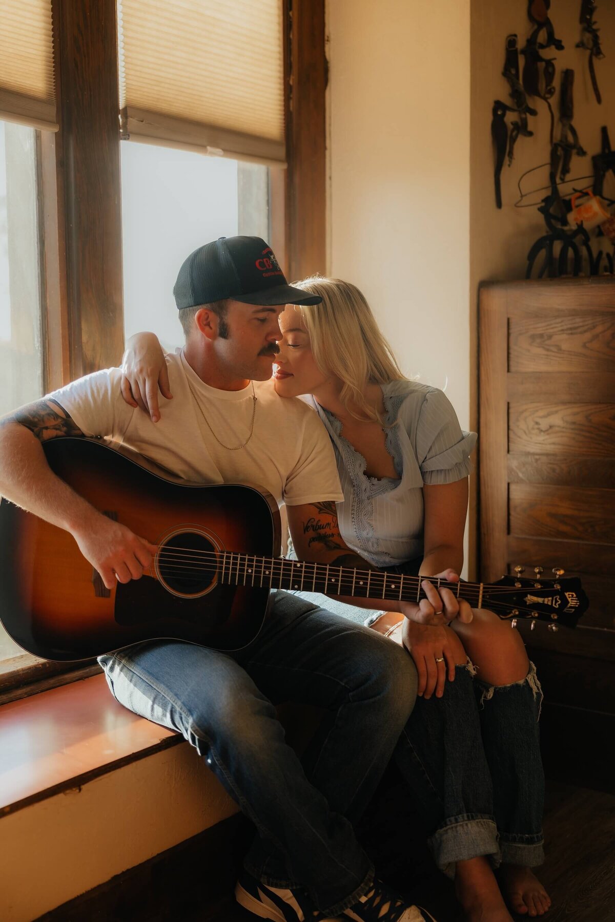 romantic-guitar-couple