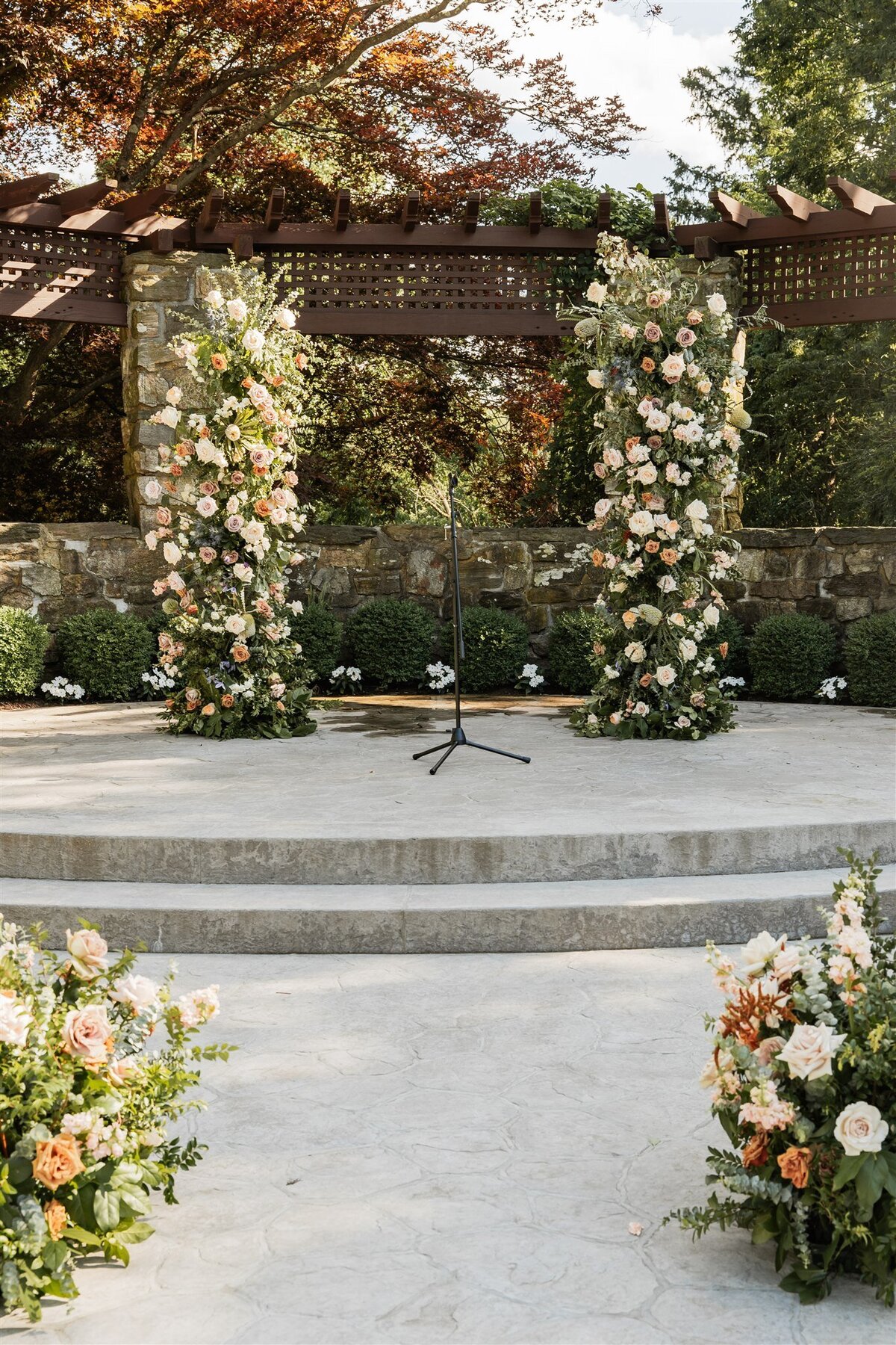 ceremony-flowers-le-chateau-wedding-westchester-ny-enza-events