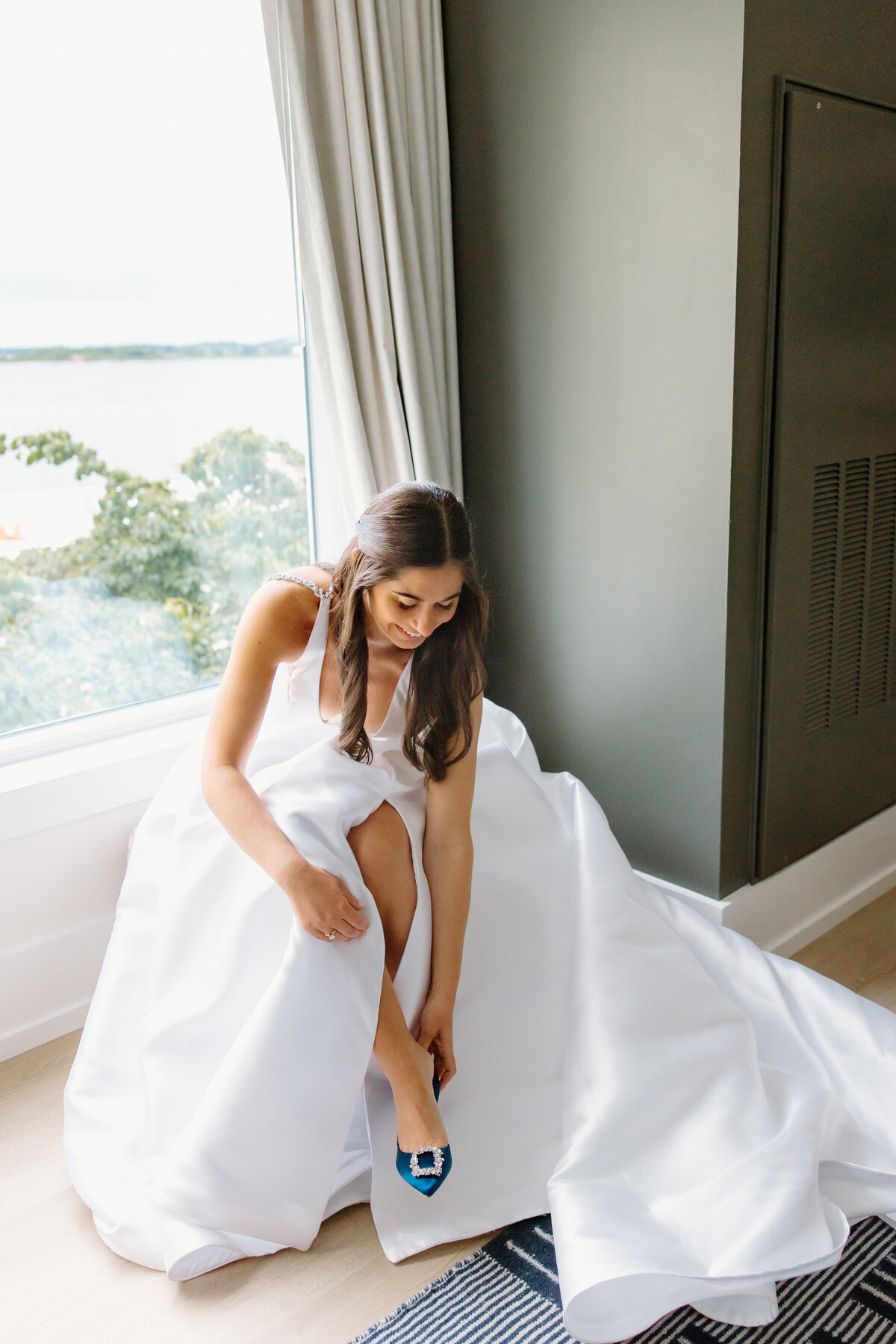 bride-getting-ready-at-newport-harbor-island-resort-2