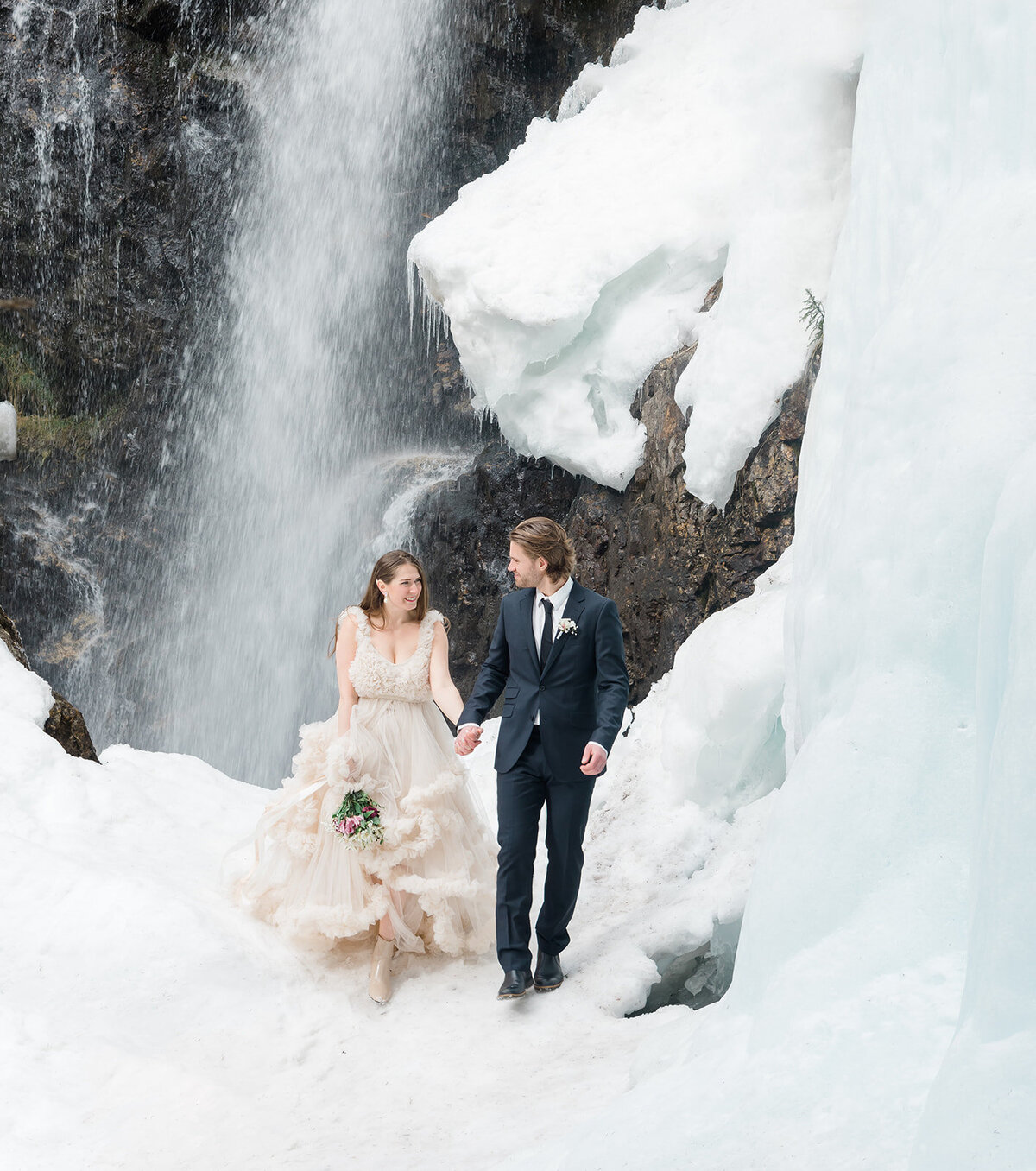 Bröllopsfotograf i Stockholm helloalora Anna Lundgren bröllop i Vemdalen fjällbröllop i Jämtland elopement destination wedding