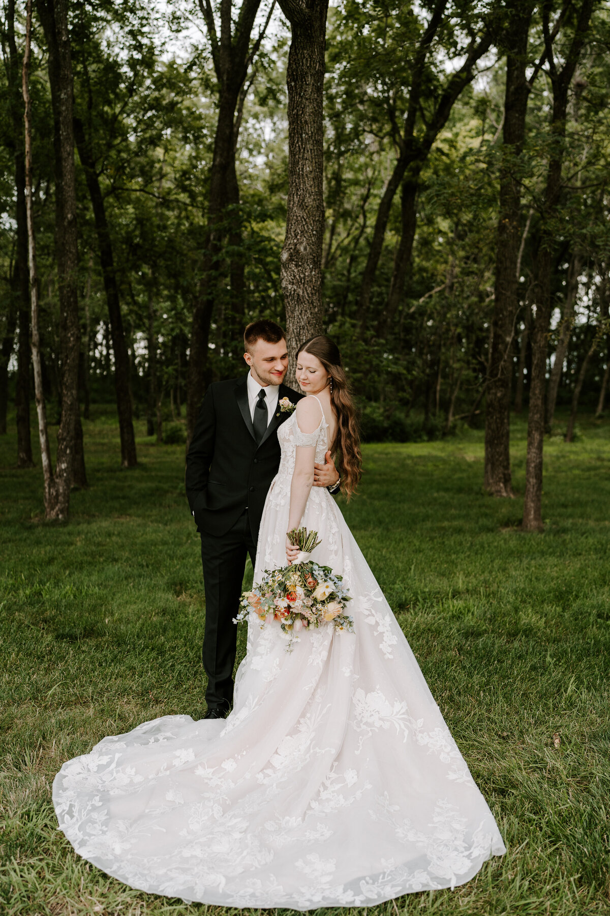 kraber-the-gathering-grounds-iowa-wedding-27