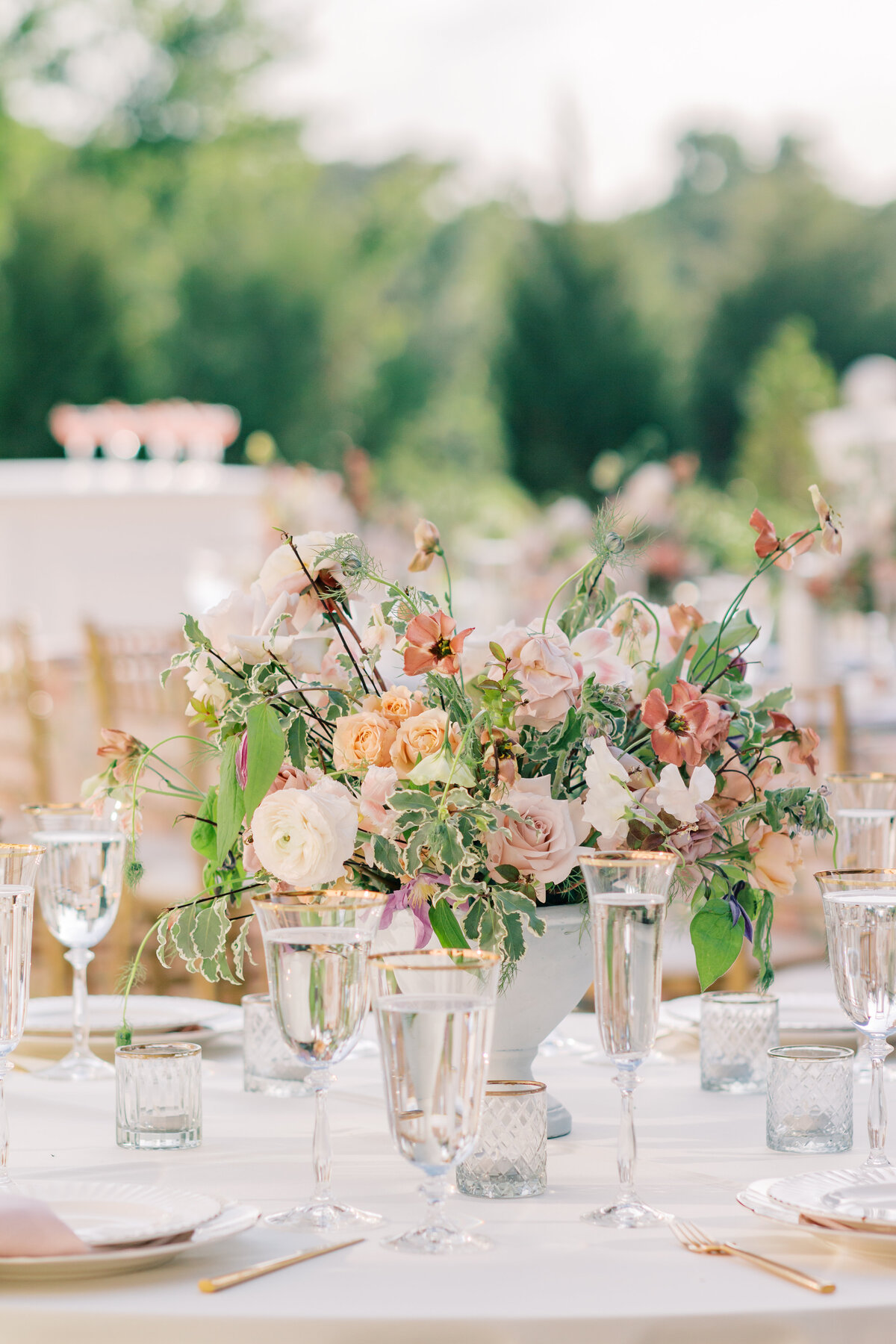 romantic-dining-table-with-fresh-flowers-and-elegant-glassware