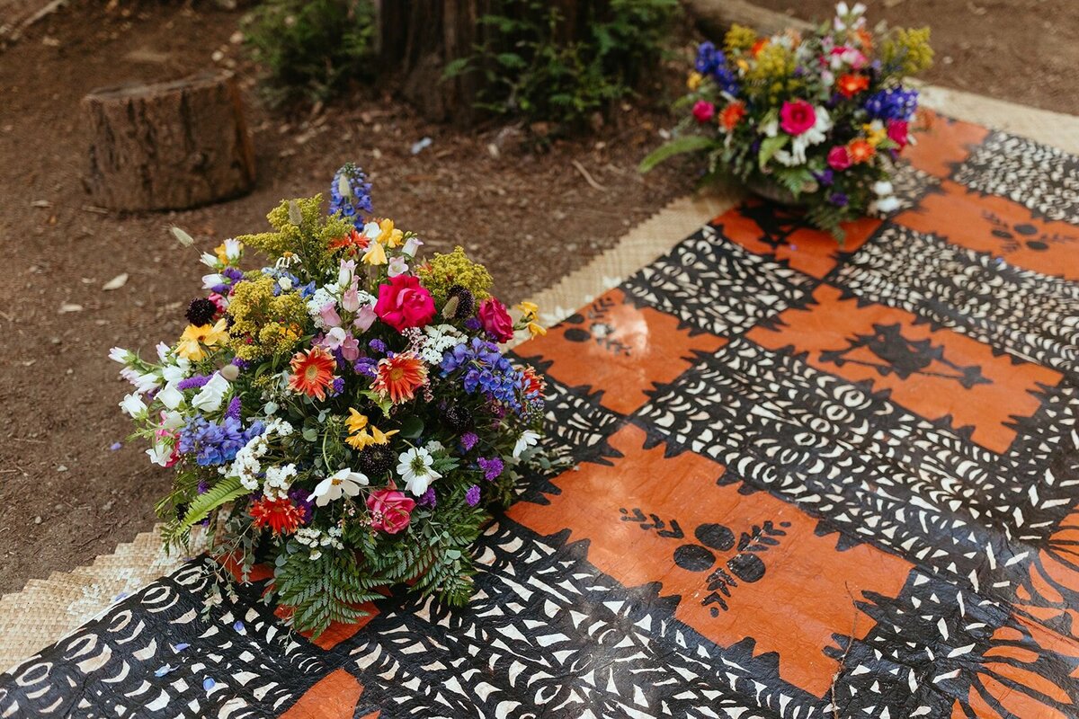 tongan-mat-with-ground-flowers
