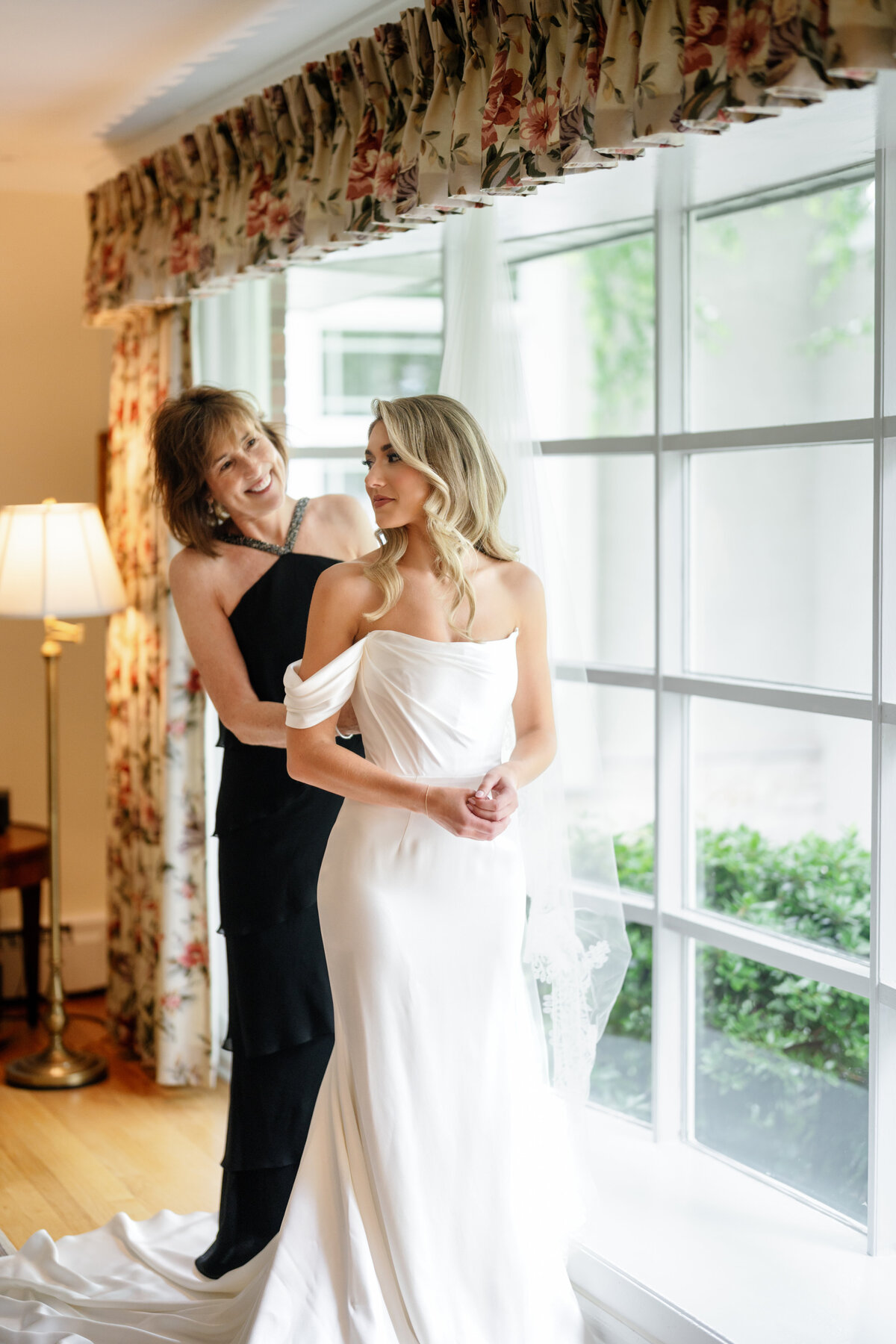 Aspen-Avenue-Chicago-Wedding-Photographer-Chicago-Athletic-Association-Simplicitee-XO-Design-Co-St-Mary-of-the-Angels-Church-Anomalie-Beauty-Timeless-Vogue-25