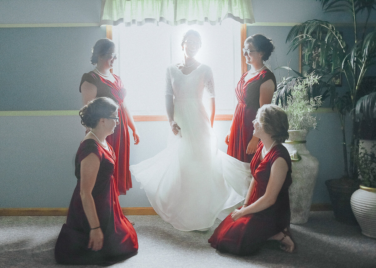 wedding getting ready | Iowa wedding photographer | Iowa Photographer | Playlife | Cedar Rapids | Iowa City | Kalona | Alaynna Ann Schwartz-26