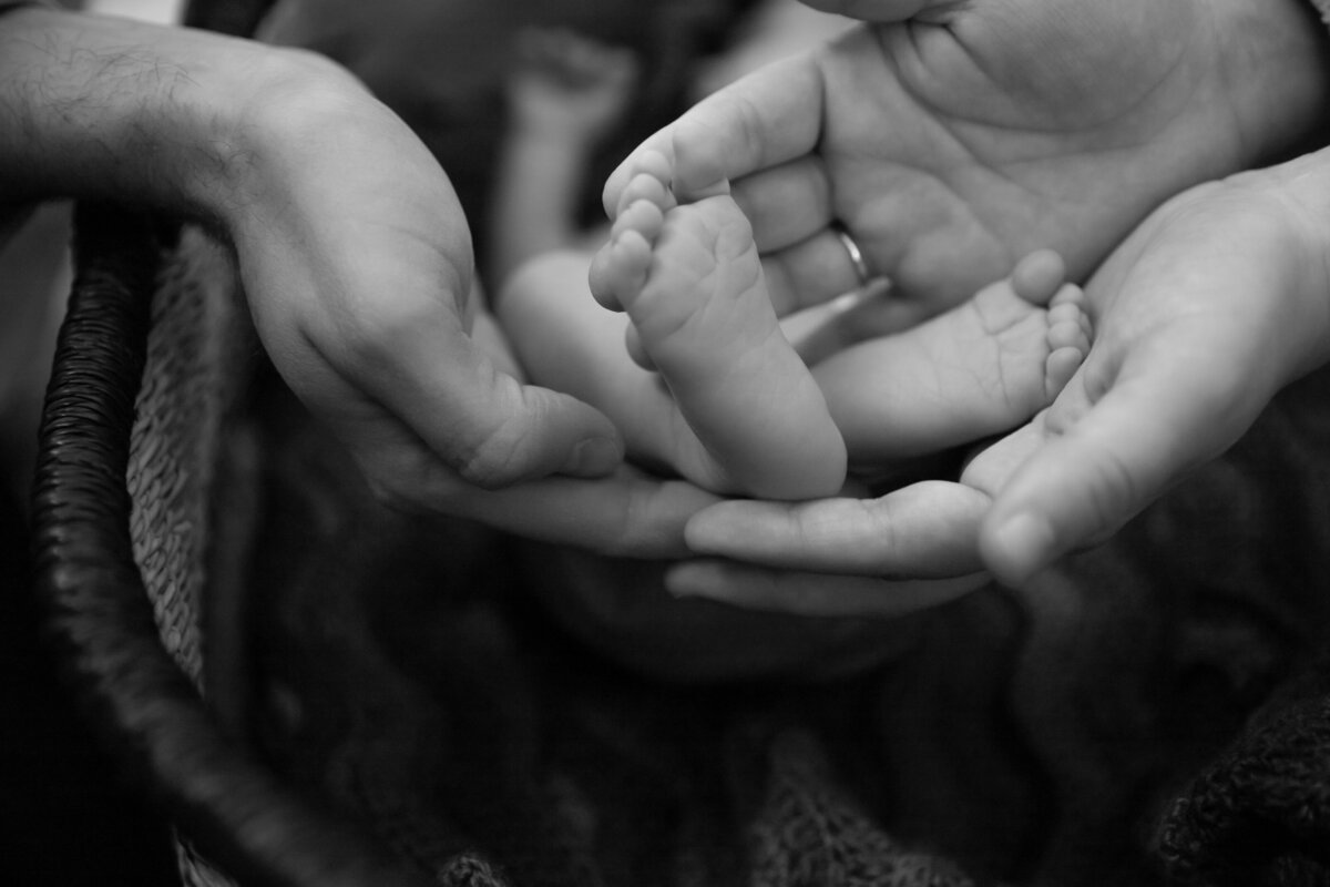 black-and-white-newborn-feet