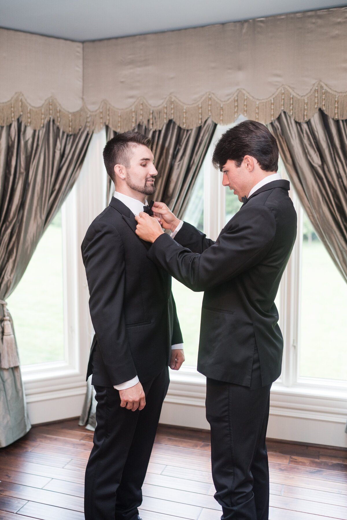 best man tying groom tie