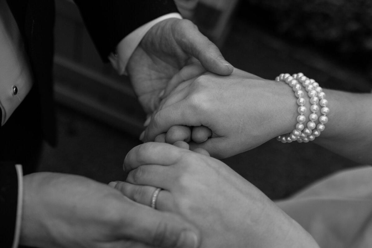 Veronique-Andrew-Chateau-Ramezay-Old-Montreal-Wedding_Couple-Portraits-112