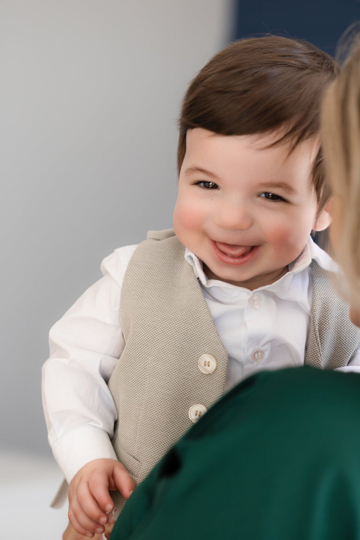 Enfant souriant avant baptême Montréal Outremont