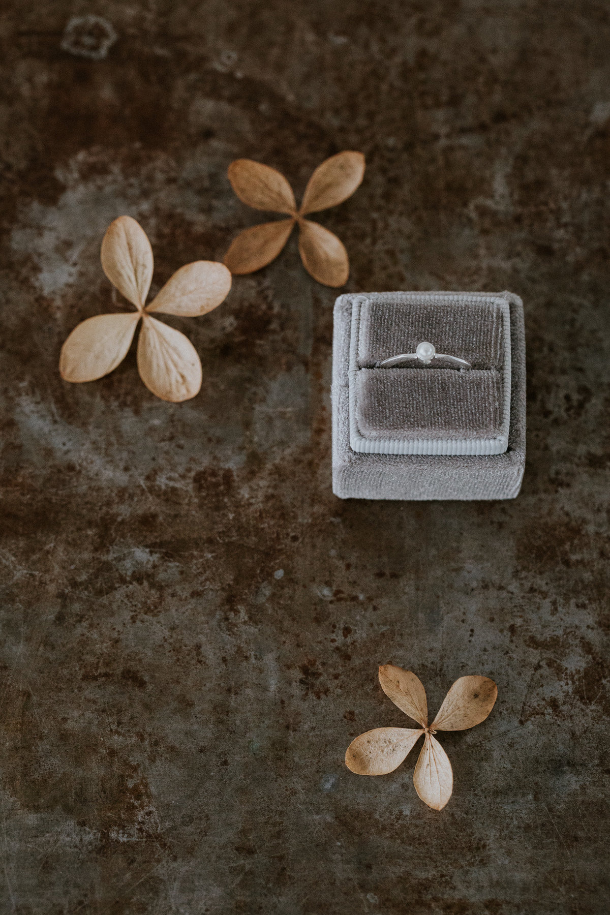 The Stars Inside - Maja Tsolo Photography - Minimalist Wedding Editorial (71)