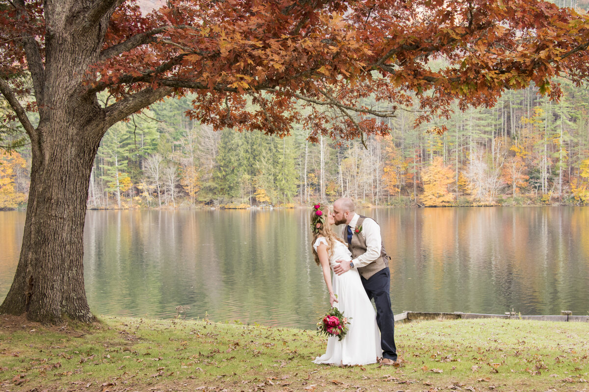 Lake Logan fall wedding photography couple kissing under tree