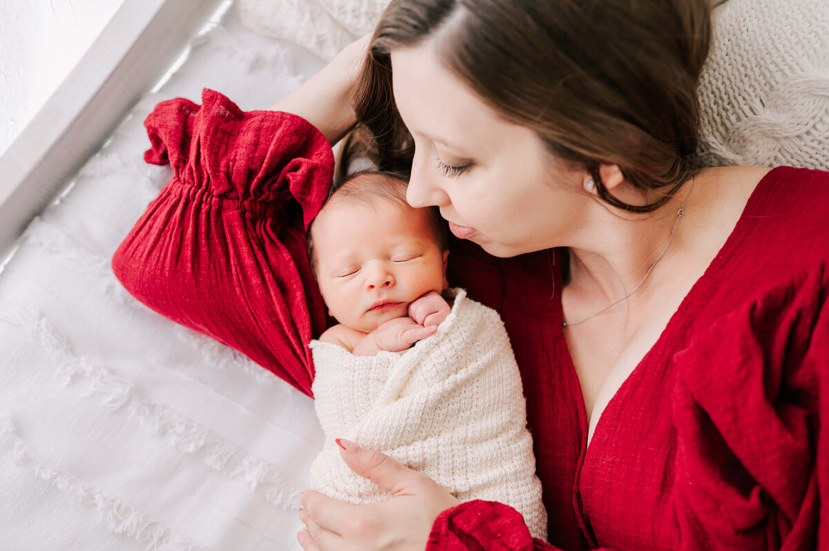 Springfield Mo newborn photographer captures mom laying with newborn