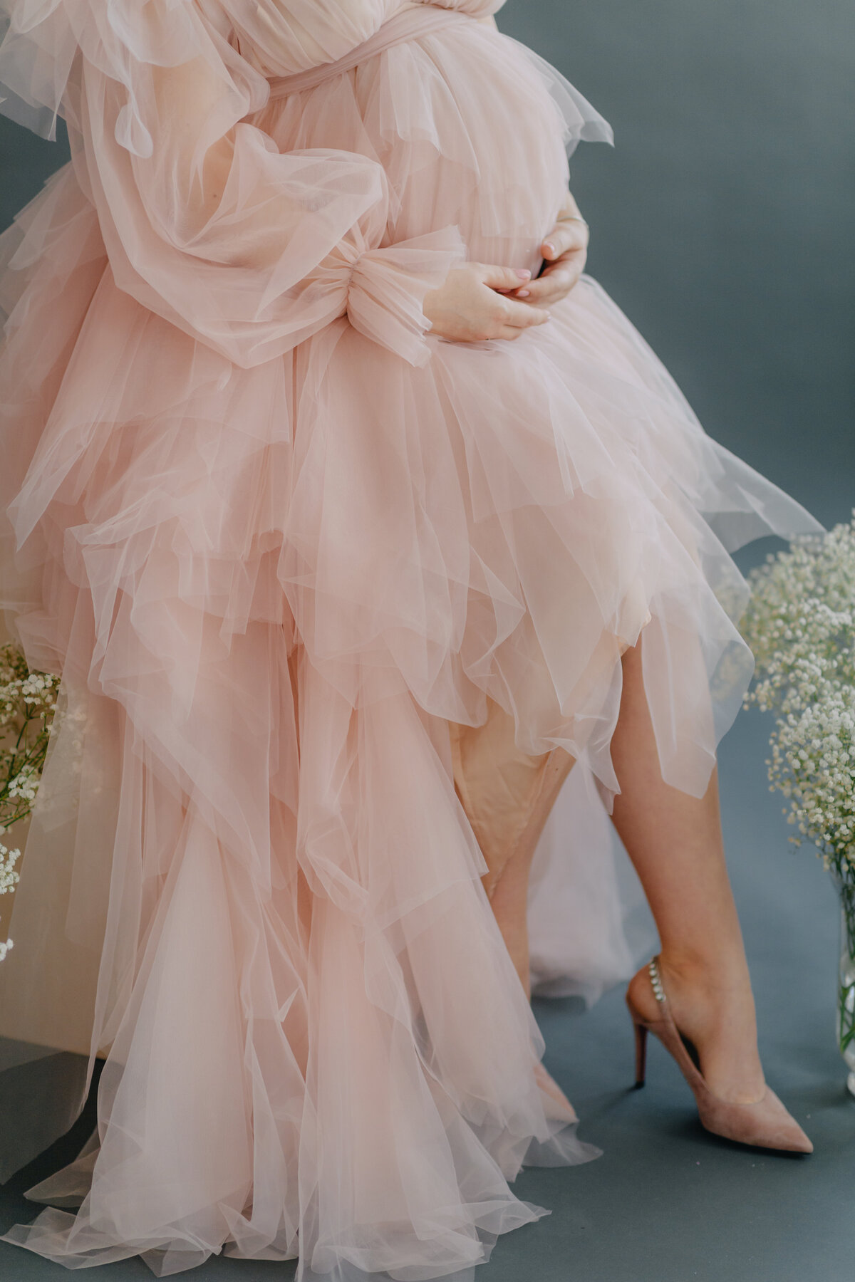 pregnant-woman-puffy-pink-dress-elegance-pregnancy