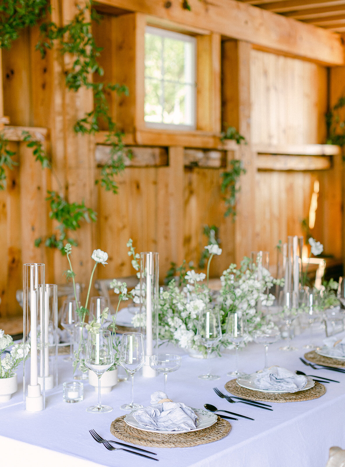 green-white-wedding-flower-decor